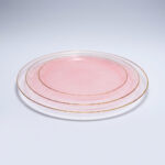 צלחות חד פעמיות ורוד שקוף עם פס זהב