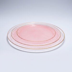 צלחות חד פעמיות ורוד שקוף עם פס זהב