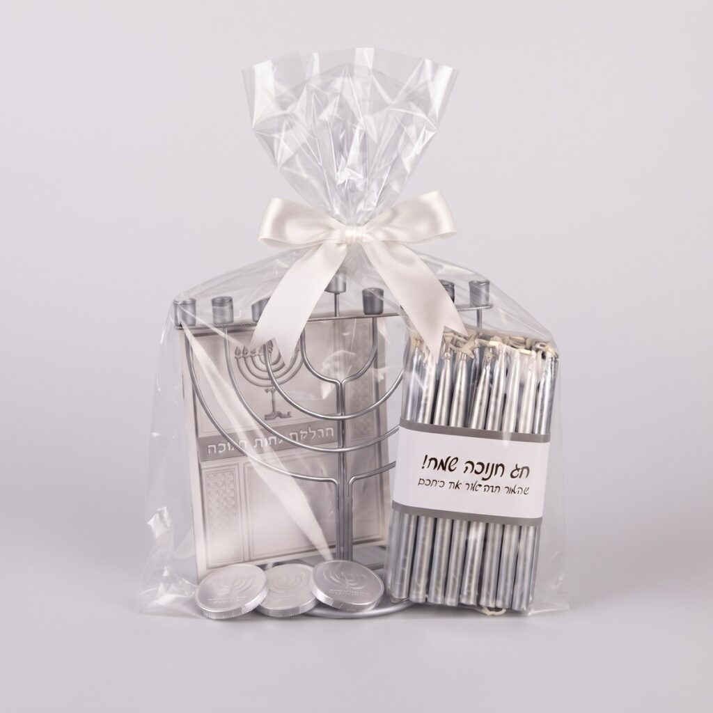 מארז חנוכה SILVER עטוף בצלופן עם חנוכייה כסופה, נרות כסף, ברכון עם הטבעת כסף ומטבעות שוקולד בעטיפה כסופה