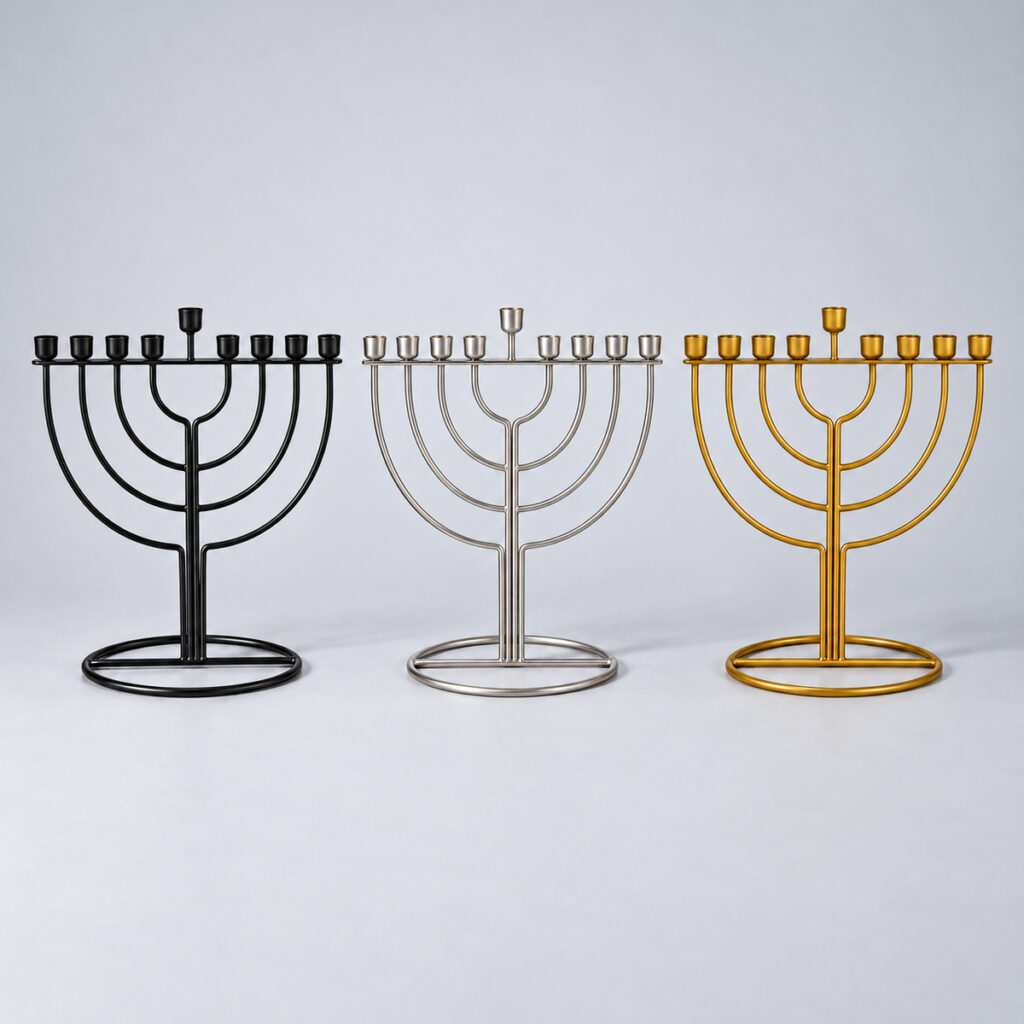 חנוכיית מתכת מעוצבת בשלושה צבעים – שחור, כסף וזהב, על רקע סטודיו אפור בהיר