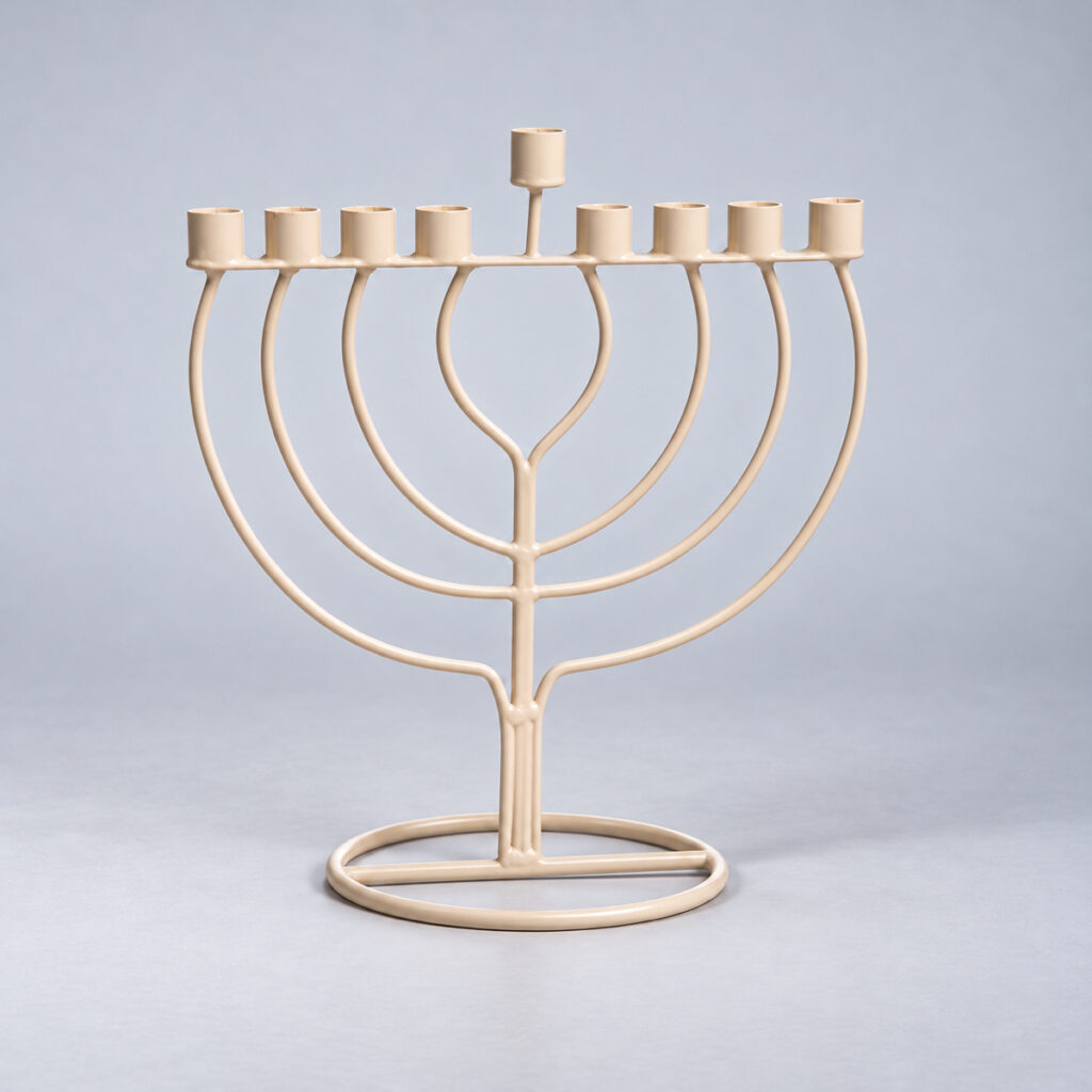 חנוכיית מתכת קלאסית בצבע קרם על רקע סטודיו אפור בהיר