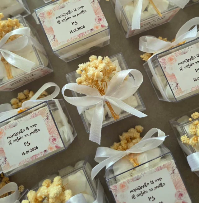 קופסאות הנשיקות שלנו 🤍
מגיעות במגוון עיצובים מושלמים לבחירה
מתנה קטנה ומתוקה לחלק לאורחים שלכם 🌸

ניתן לראות את כל העיצובים באתר✨️