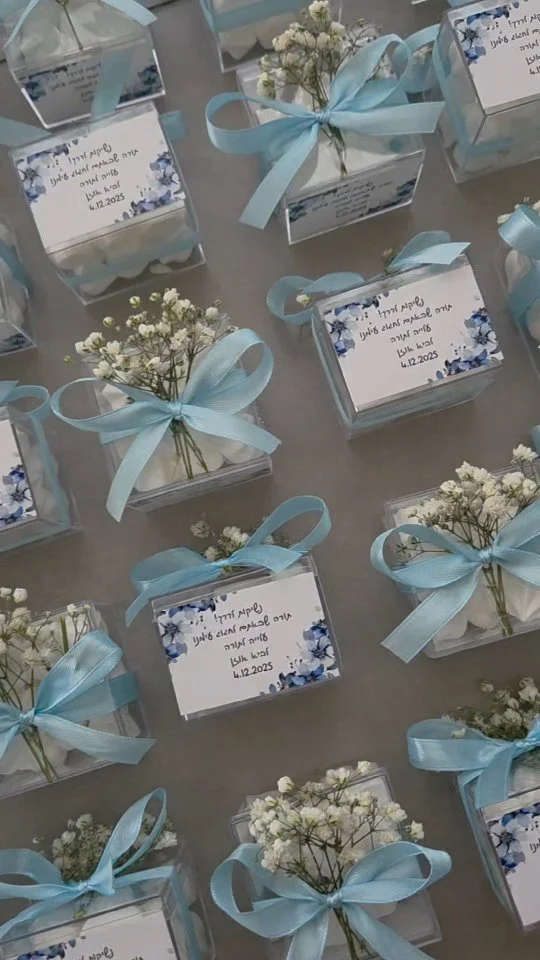 מקשטים לכם את האירועים
עם מארזי הנשיקות שלנו 💙✨️