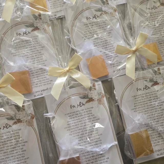 אֵשֶׁת חַיִל מִי יִמְצָא וְרָחֹק מִפְּנִינִים מִכְרָהּ

הברכונים המושלמים שלנו, ארוזים ומוכנים לאורחות שלכן🤍
והפעם בברכת אשת חיל להפרשת חלה מרגשת במיוחד✨️