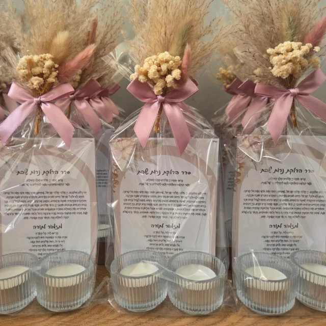 מארזי הפמוטים והפרחים היבשים שלנו🌸
מגיעים עם ברכון מגנט בהקדשה, 
פמוטי זכוכית עם זוג נרות שבת
וזרון פרחים מיוחד בשזירה אישית 🤍

מתנה מושלמת לכל אירוע מרגש✨️