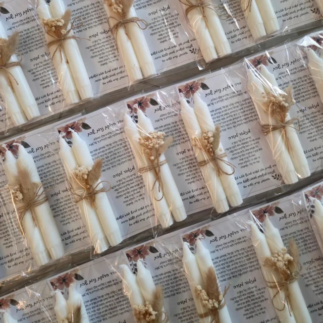 מארזי הנרות הארוכים שלנו✨️
מתנה קטנה ומיוחדת לאורחות שלכן!

המארז כולל ברכה לבחירה בהקדשה אישית, זוג נרות ארוכים בקשירת יוטה וזרון פרחים מיובשים 🌼